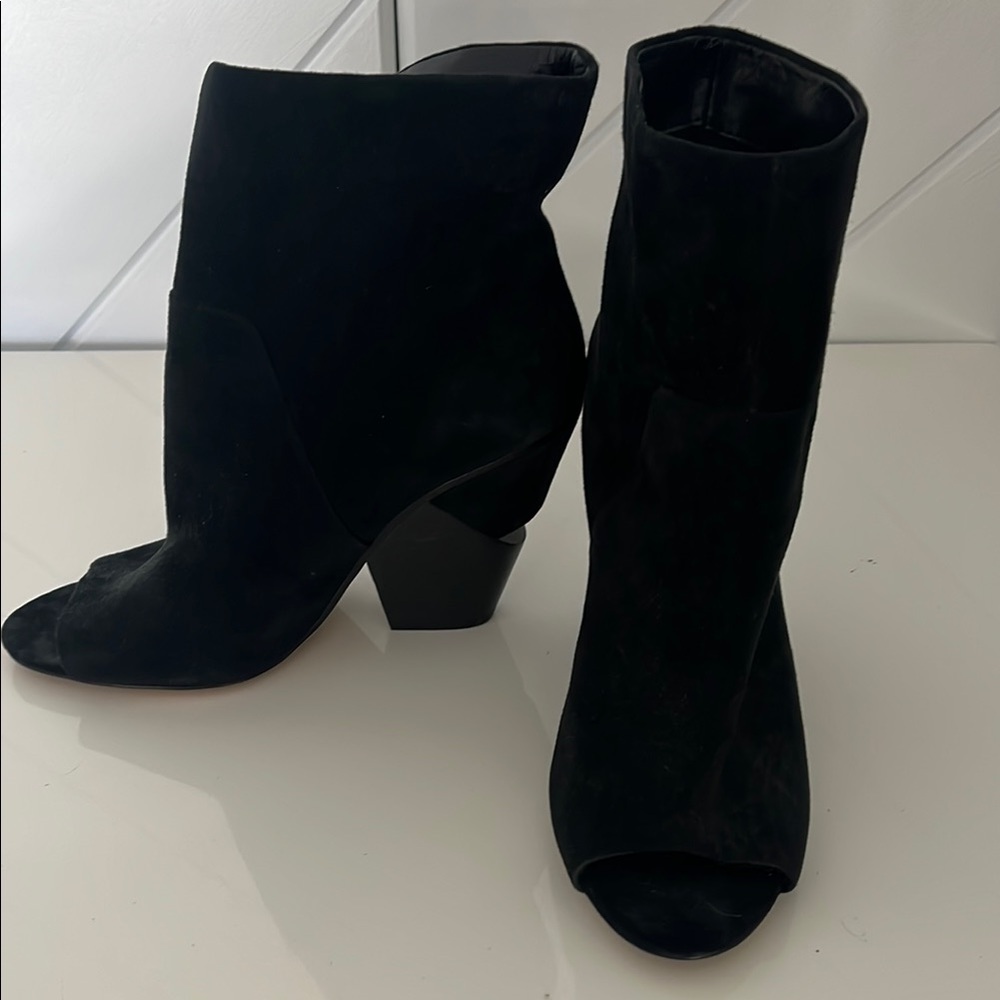 Vince Camuto 8.5 Elegant Black Women's Ankle Boots